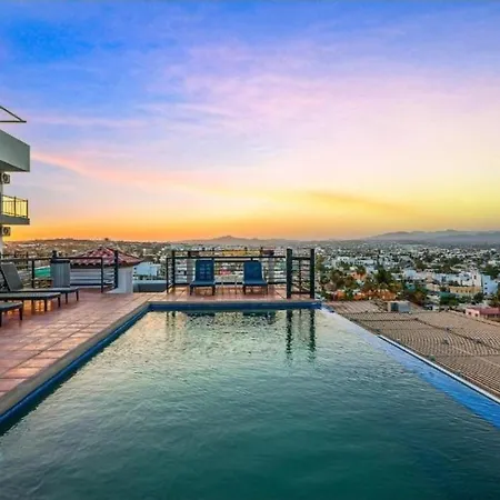 Elegant Condo In An Upscale Building